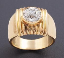 SORTIJA CON DIAMANTE DE APROX 1.62 CT EN ORO AMARILLO 18 KT Realizado en oro amarillo de 18 kt. Destaca un gran diamante central en talla brillante engastado en bisel, con unos valores estimados de color y pureza de H y P1, respectivamente, y un peso apro