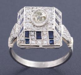 SORTIJA OJO DE PERDIZ PIRAMIDAL CON DIAMANTES Y ZAFIROS EN PLATINO Realizada en platino. De estilo ojo de perdiz, destaca un diamante central en talla brillante antigua, engastado en chatón, con unos valores estimados de color y pureza de K-L y P, respect