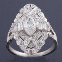 SORTIJA LANZADERA CON DIAMANTES EN ORO 18 KT Realizada en oro de 18 kt. De tipo lanzadera, formada por un diamante central en talla marquise, engastado en chatón, con unos valores de color y pureza de H-I y P, respectivamente, y un peso aproximado de 0.61