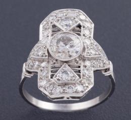 SORTIJA TIPO LANZADERA CON DIAMANTES EN ORO 18 KT Realizada en oro de 18 kt. Destaca un diamante central en talla brillante engastado en chatón, con unos valores estimados de color y pureza de H-I y SI, respectivamente y un peso aproximado de 0.60 ct, aco