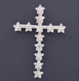 COLGANTE EN FORMA DE CRUZ CON DIAMANTES EN ORO DE 18 KT Realizado en oro de 18 kt. En forma de cruz, compuesto por diamantes en talla brillante engastados en garras formando flores, con un peso total aproximado de 0.36 ct.