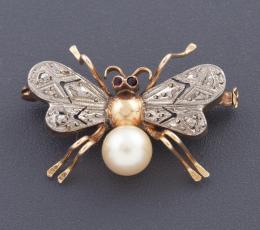 BROCHE MARIPOSA CON DIAMANTES Y PERLA EN ORO BICOLOR DE 18 KT Realizado en oro bicolor de 18 kt. En forma de mariposa, compuesta por pequeños diamantes en talla antigua engastados en grano en las alas, con vistas en blanco, una perla cultivada en la parte