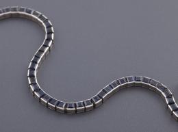 PULSERA CON ZAFIROS EN ORO 18 KT Realizada en oro de 18 kt, con contraste. Formada por zafiros en talla carré engastados en medio chatón, con un peso total aproximado de 2.30 ct. Cierre de caja con lengüeta y ocho de seguridad.