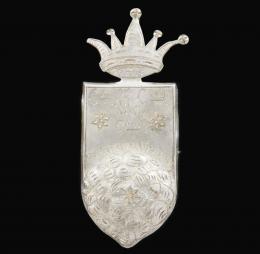 BROCHE ANTIGUO ESCUDO CON CORONA Realizado en plata. En forma de escudo rematado en su parte superior en una corona, con ligera falta en una de las puntas de la corona. Está grabado.
