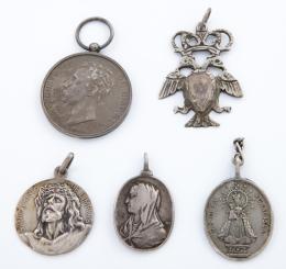 LOTE DE 5 MEDALLAS Y COLGANTES EN PLATA Realizados en plata. Compuesto por medallas y colgantes de temática variada.