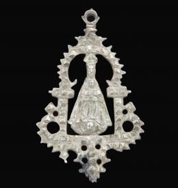 COLGANTE ANTIGUO DE VIRGEN CON NIÑO EN PLATA Realizado en plata. Con representación de virgen con niño.