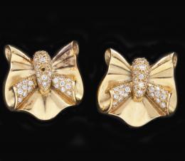 PENDIENTES LAZO CON DIAMANTES EN ORO AMARILLO 18 KT Realizados en oro amarillo de 18 kt. En forma de lazo con detalle de diamantes en talla brillante engastados en grano (falta uno), con un peso total aproximado de 1.00 ct. Cierre omega.