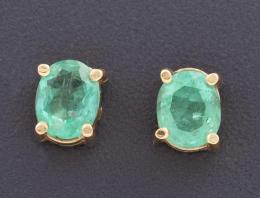 PENDIENTES CON ESMERALDAS EN ORO AMARILLO DE 18 KT Realizados en oro amarillo de 18 kt, con contraste. Con dos esmeraldas en talla oval engastadas en garras, con un peso total aproximado de 0.80 ct. Cierre presión.