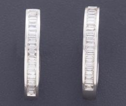 PENDIENTES TIPO CRIOLLAS CON DIAMANTES EN ORO 18 KT Realizados en oro de 18 kt, con contraste. Formados por diamantes en talla baguette, dispuestos en hilera, engastados en carril, con un peso aproximado de 1.40 ct.