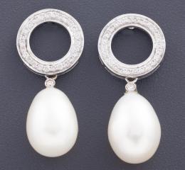 PENDIENTES CON DIAMANTES Y PERLA EN ORO DE 18 KT Realizados en oro de 18 kt. Formados por un aro cuajado de diamantes en talla brillante engastados en grano, del que pende un pequeño diamante en talla brillante engastado en garras, y una perla en forma de