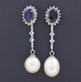 PENDIENTES LARGOS DESMONTABLES CON DIAMANTES, ZAFIROS Y PERLAS EN ORO 18 KT Realizados en oro de 18 kt, con contraste. Desmontables, están formados por dos zafiros en talla oval engastados en garras, con un peso total aproximado de 0.80 ct, acompañados po