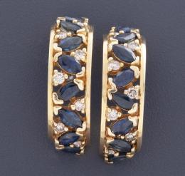 PENDIENTES CON ZAFIROS Y DIAMANTES EN ORO AMARILLO 18 KT Realizados en oro amarillo de 18 kt, con contraste. Formados por zafiros en talla marquise, engastados en garras, con un peso total aproximado de 2.40 ct, acompañados por diamantes en talla brillant