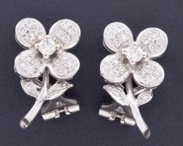 PENDIENTES FLOR CON DIAMANTES EN ORO 18 KT Realizados en oro de 18 kt. En forma de flor, cuajados de diamantes en talla brillante engastados en grano, con un peso total aproximado de 0.42 ct, destacando dos diamantes centrales en talla brillante engastado