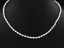 GARGANTILLA DE PERLAS Y CUENTAS DE ORO AMARILLO DE 9 KT Realizado con cuentas y cierre de reasa, en oro amarillo de 9 kt, alternándose con perlas de imitación.