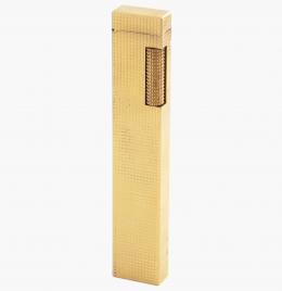 MECHERO DE MESA DUNHILL DE GAS BAÑADO EN ORO Mechero Dunhill de mesa bañado en oro. De gas. Medidas: 12,4 x 2,2 cm. En funcionamiento. Con caja original. Patente número: RE24163.