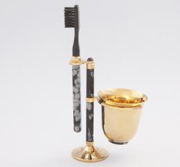 JUEGO PARA LIMPIEZA DENTAL BERNARD RICHARDS EN OBSIDIANA NEVADA Y LATÓN Juego para limpieza dental, firmado Bernard Richards, París, años 70. Realizado en obsidiana nevada y latón. Se compone de cepillo de dientes, vaso y soporte. Nuevo a estrenar.