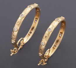 PENDIENTES DE ARO CON PIEDRAS INCOLORAS EN ORO AMARILLO 18 KT Realizados en oro amarillo de 18 kt, con contrastes. Con detalle de piedras incoloras en talla redonda engastadas en chatón.