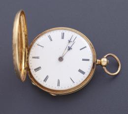 RELOJ DE COLGAR VINTAGE EN ORO 18 KT Realizado en oro de 18 kt. Con grabaciones de época en las tapas externas. Falta la llave para dar cuerda. Necesita revisión.
