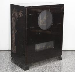 MUEBLE AUXILIAR CHINO Madera lacada en negro 83 cm. x66 cm. x40 cm.
