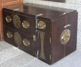 MUEBLE AUXILIAR CHINO Madera 53 cm. x96,50 cm. x45 cm.