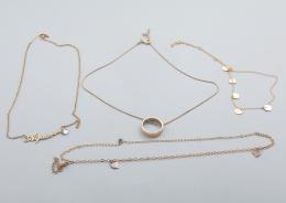 LOTE DE CUATRO CADENAS EN METAL DORADO conjunto de cuatro cadenas realizadas en metal dorado, cadena formada por charms en color dorado con forma circular y cierre de reasa, cadena formada por charms de color plateado, en forma de corazón ( faltan dos cha