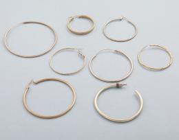 LOTE DE SIETE PENDIENTES INDIVIDUALES EN METAL DORADO. conjunto de cinco pendientes estilo aro individuales en metal dorado.