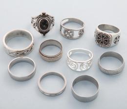 LOTE DE DIEZ ANILLOS DE METAL PLATEADO  conjunto de diez anillos en metal plateado, dos en estado de deterioro.