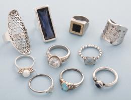LOTE DE DIEZ ANILLOS DE METAL PLATEADO  conjunto de diez anillos en metal plateado.
