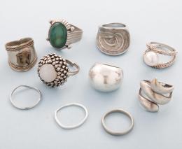 LOTE DE DIEZ ANILLOS DE METAL PLATEADO  conjunto de diez anillos en metal plateado, dos en estado de deterioro.