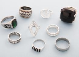 LOTE DE NUEVE ANILLOS DE METAL PLATEADO  conjunto de nueve anillos en metal plateado, uno en estado de deterioro.