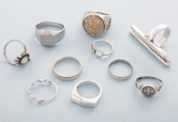LOTE DE DIEZ ANILLOS DE METAL PLATEADO  conjunto de diez anillos en metal plateado, uno en estado de deterioro, anillo con inscripción "Melody 7-2-18"
