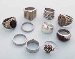 LOTE DE DIEZ ANILLOS DE METAL PLATEADO  conjunto de diez anillos en metal plateado, uno en estado de deterioro.
