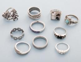 LOTE DE DIEZ ANILLOS DE METAL PLATEADO  conjunto de diez anillos en metal plateado, uno en estado de deterioro.
