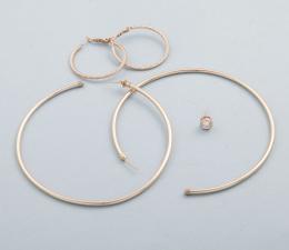 LOTE DE DOS PAREJAS DE PENDIENTES Y UN PENDIENTE INDIVIDUAL EN METAL DORADO. conjunto de dos pares de pendientes estilo aro y un pendiente estilo botón con piedra incolora individual en metal dorado.