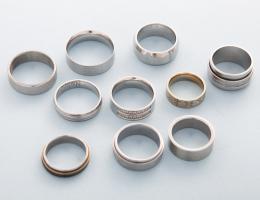 LOTE DE DIEZ ANILLOS DE METAL PLATEADO  conjunto de diez anillos en metal plateado, anillo con inscripción "JE T´AIME 5-21-11" .