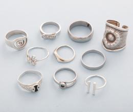 LOTE DE DIEZ ANILLOS DE METAL PLATEADO  conjunto de diez anillos en metal plateado .