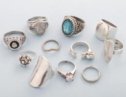 LOTE DE ONCE ANILLOS DE METAL PLATEADO  conjunto de once anillos en metal plateado, dos anillos en estado de deterioro, anillo con inscripción "Coco 26-04-2014"