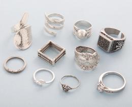 LOTE DE DIEZ ANILLOS DE METAL PLATEADO  conjunto de diez anillos en metal plateado, dos anillos en estado de deterioro, anilo con inscrpción "1879-1904"