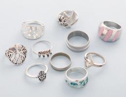 LOTE DE DIEZ ANILLOS DE METAL PLATEADO  conjunto de diez anillos en metal plateado, dos anillos en estado de deterioro.