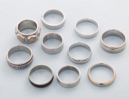 LOTE DE DIEZ ANILLOS DE METAL PLATEADO  conjunto de diez anillos en metal plateado.