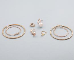 LOTE DE DOS PAREJAS DE PENDIENTES Y CUATRO PENDIENTES INDIVIDUALES EN METAL DORADO. conjunto de dos pares de pendientes estilo aro y cuatro pendientes individuales en metal dorado ( a uno le falta la tuerca).