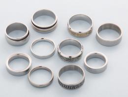 LOTE DE DIEZ ANILLOS DE METAL PLATEADO  conjunto de diez anillos en metal plateado.
