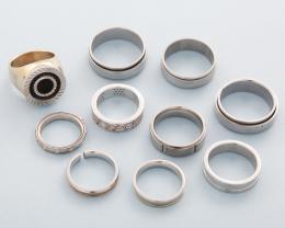 LOTE DE DIEZ ANILLOS DE METAL PLATEADO  conjunto de diez anillos en metal plateado.