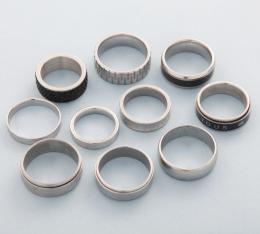 LOTE DE DIEZ ANILLOS DE METAL PLATEADO  conjunto de diez anillos en metal plateado.