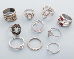 LOTE DE DIEZ ANILLOS DE METAL PLATEADO  conjunto de diez anillos en metal plateado, anillo en estado de deterioro.