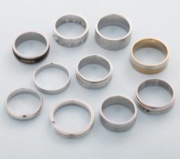LOTE DE DIEZ ANILLOS DE METAL PLATEADO  conjunto de diez anillos en metal plateado.
