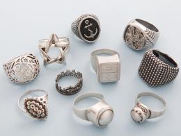 LOTE DE DIEZ ANILLOS DE METAL PLATEADO  conjunto de diez anillos en metal plateado.