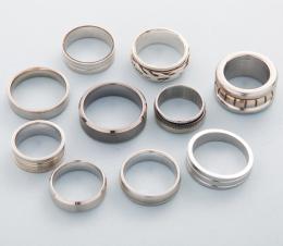 LOTE DE DIEZ ANILLOS DE METAL PLATEADO  conjunto de diez anillos en metal plateado.