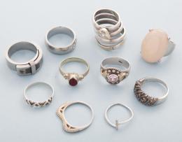 LOTE DE DIEZ ANILLOS DE METAL PLATEADO  conjunto de diez anillos en metal plateado, dos anillos en estado de deterioro.