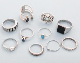 LOTE DE DIEZ ANILLOS DE METAL PLATEADO conjunto de diez anillos en metal plateado, anillo le faltan piedras incolora.